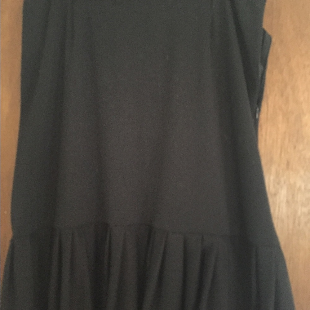 Side zip pleated bottom black skirt.